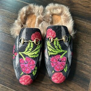 GUCCI Princetown Floral Fur Mules